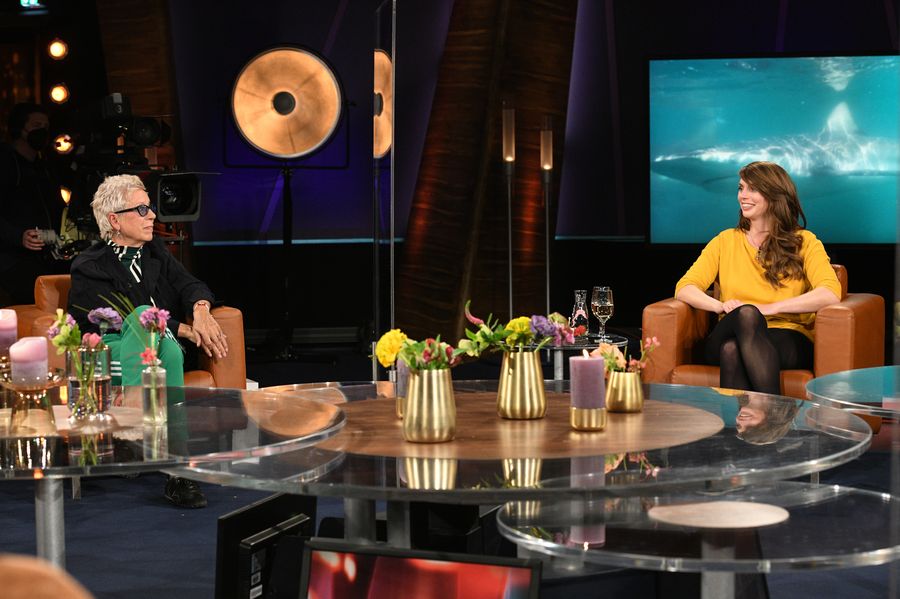 Julia Schnetzer zu Gast in einer Fernsehsendung